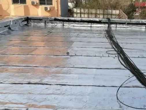 潍坊市卫生间漏水维修公司分享下潍坊市屋面楼顶防水刚性防水层施工要点。